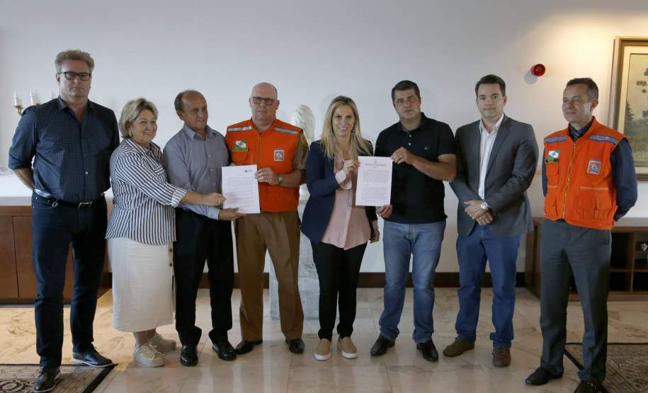 A governadora Cida Borghetti autorizou nesta terça-feira (4) o repasse de R$ 2,1 milhões para Itaperuçu, na Região Metropolitana de Curitiba, que sofre as consequências do vendaval ocorrido na sexta-feira (30). A verba é destinada a reformas de casas, postos de saúde e escolas afetadas pelo temporal e também para o atendimento de cerca de 600 famílias afetadas e também homologou o decreto que declara situação de emergência ao município. - Curitiba/Pr, 04.12.2018 - Foto Jonas Oliveria