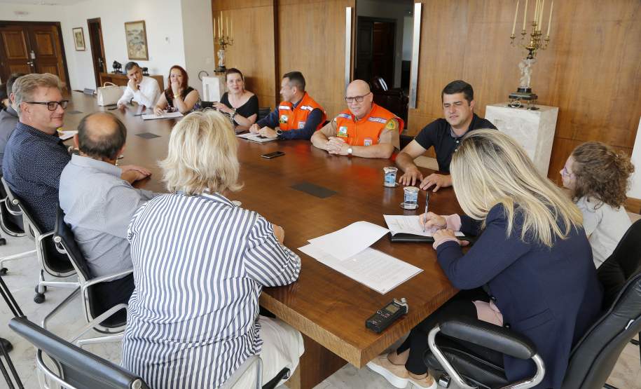 A governadora Cida Borghetti autorizou nesta terça-feira (4) o repasse de R$ 2,1 milhões para Itaperuçu, na Região Metropolitana de Curitiba, que sofre as consequências do vendaval ocorrido na sexta-feira (30). A verba é destinada a reformas de casas, postos de saúde e escolas afetadas pelo temporal e também para o atendimento de cerca de 600 famílias afetadas e também homologou o decreto que declara situação de emergência ao município. - Curitiba/Pr, 04.12.2018 - Foto Jonas Oliveria
