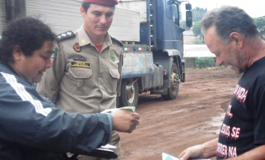 14ª COORDENADORIA REGIONAL DE DEFESA CIVIL FAZ ENTREGA DE TELHAS DE FRIBOCIMENTO AS VÍTIMAS ATINGIDAS POR GRANIZO NO MUNICIPIO DE RESERVA DO IGUAÇÚ.