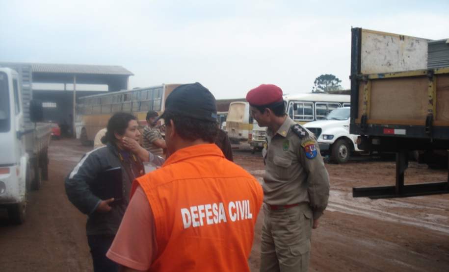 14ª COORDENADORIA REGIONAL DE DEFESA CIVIL FAZ ENTREGA DE TELHAS DE FRIBOCIMENTO AS VÍTIMAS ATINGIDAS POR GRANIZO NO MUNICIPIO DE RESERVA DO IGUAÇÚ.