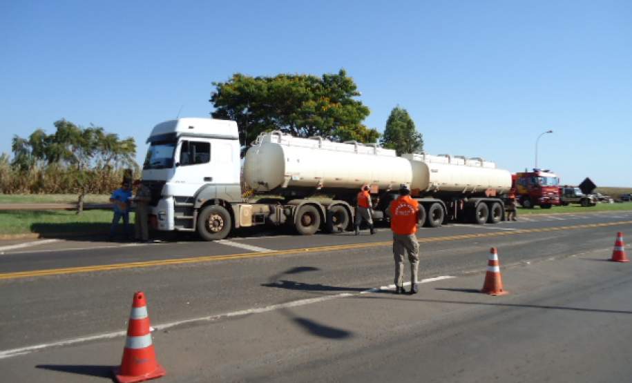 Abordagem em veículo transportando produto perigos no Posto da Polícia rodoviária estadual de èabiru