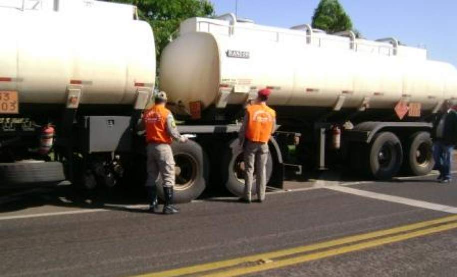 5ª COREDEC realiza fiscalização no transporte rodoviário de produtos perigosos Abordagem em veículo.