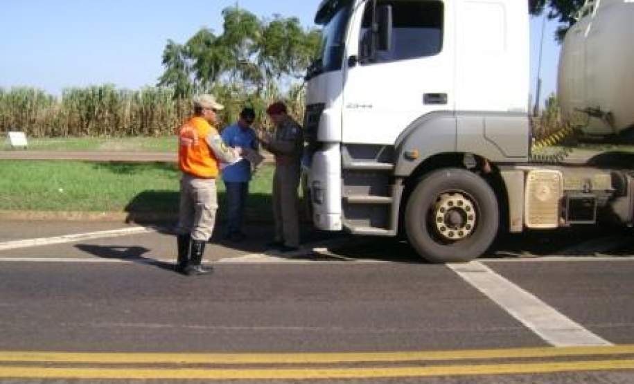 5ª COREDEC realiza fiscalização no transporte rodoviário de produtos perigosos Abordagem em ve´culo transportando produto perigoso.