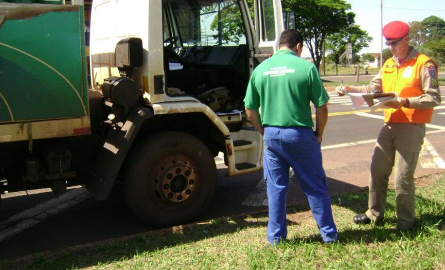 5ª COREDEC realiza fiscalização no transporte rodoviário de produtos perigosos Abordagem em veículo transportando diversos produtos perigosos.
