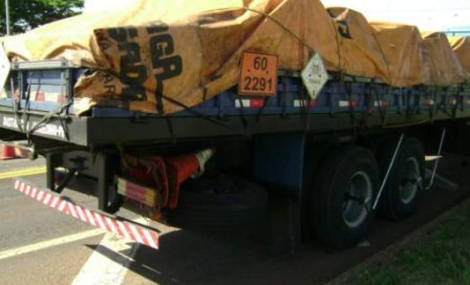5ª COREDEC realiza fiscalização no transporte rodoviário de produtos perigosos Caminhão transportando "rejeito de chumbo"
