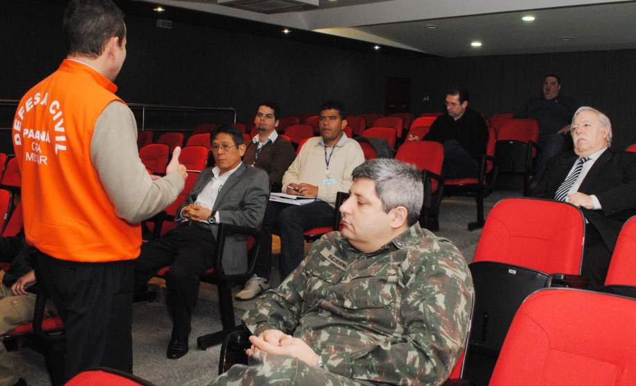 A Coordenadoria Estadual de Defesa Civil do Estado do Paraná realizou reunião sobre o ‘’Plano de Prevenção e Resposta a Acidentes com Produtos Perigosos’’. A Coordenadoria Estadual de Defesa Civil do Estado do Paraná realizou reunião sobre o ‘’Plano de Prevenção e Resposta a Acidentes com Produtos Perigosos’’.