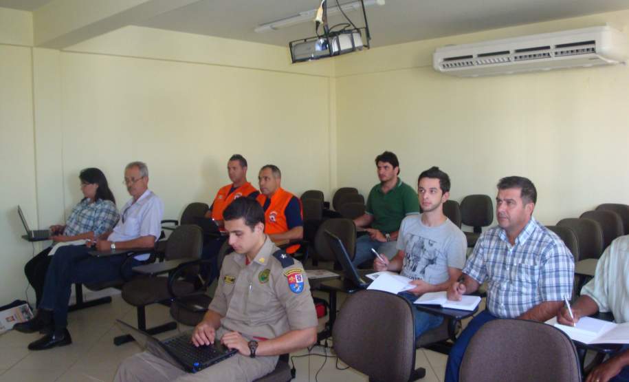 15ª COREDEC realiza treinamento no Sistema de Defesa Civil da CEDEC-PR com as COMDECs da sua área de atuação A 15ª Coordenadoria Regional de Defesa Civil realizou, em data de 22 de Setembro de 2011, nas dependências do Auditório do 6º Subgrupamento de Bombeiros Independente – Umuarama-PR, treinamento prático para as COMDECs – Coordenadorias Municipais de Defesa Civil da sua área de atuação, sobre o SISDC – Sistema de Defesa Civil da CEDEC – PR.