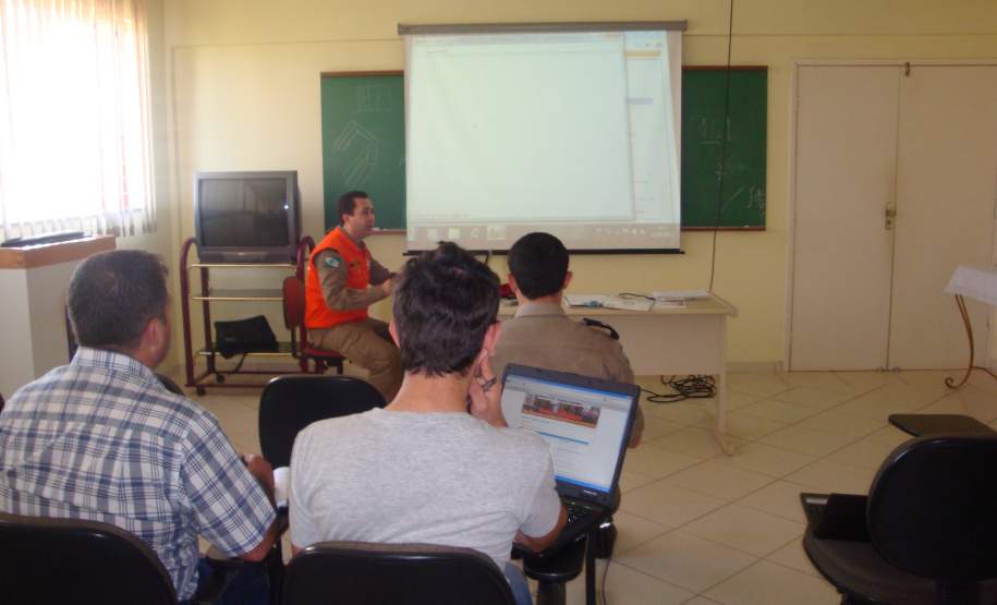 15ª COREDEC realiza treinamento no Sistema de Defesa Civil da CEDEC-PR com as COMDECs da sua área de atuação A 15ª Coordenadoria Regional de Defesa Civil realizou, em data de 22 de Setembro de 2011, nas dependências do Auditório do 6º Subgrupamento de Bombeiros Independente – Umuarama-PR, treinamento prático para as COMDECs – Coordenadorias Municipais de Defesa Civil da sua área de atuação, sobre o SISDC – Sistema de Defesa Civil da CEDEC – PR.