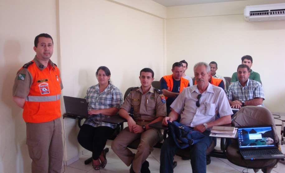 15ª COREDEC realiza treinamento no Sistema de Defesa Civil da CEDEC-PR com as COMDECs da sua área de atuação A 15ª Coordenadoria Regional de Defesa Civil realizou, em data de 22 de Setembro de 2011, nas dependências do Auditório do 6º Subgrupamento de Bombeiros Independente – Umuarama-PR, treinamento prático para as COMDECs – Coordenadorias Municipais de Defesa Civil da sua área de atuação, sobre o SISDC – Sistema de Defesa Civil da CEDEC – PR.