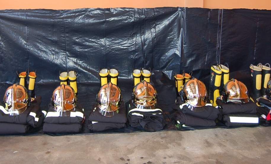 Posto de Bombeiros Comunitário de Cruzeiro do Oeste recebe materiais da Coordenadoria Municipal de Defesa Civil No dia 21 de Setembro de 2001 foi entregue pelo Senhor Prefeito Municipal de Cruzeiro do Oeste, com recursos do FUNREBOM – Fundo de Reequipamento do Corpo de Bombeiros, Equipamentos de Proteção Individual, (Capas de combate a incêndio, Capacetes tipo Gallet e Botas tipo Black Diamond) e também materiais de primeiros socorros aos Agentes de Defesa Civil do Posto de Bombeiro Comunitário do município.