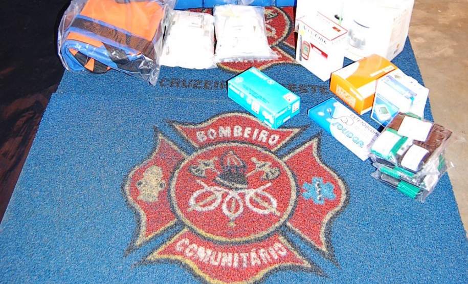 Posto de Bombeiros Comunitário de Cruzeiro do Oeste recebe materiais da Coordenadoria Municipal de Defesa Civil No dia 21 de Setembro de 2001 foi entregue pelo Senhor Prefeito Municipal de Cruzeiro do Oeste, com recursos do FUNREBOM – Fundo de Reequipamento do Corpo de Bombeiros, Equipamentos de Proteção Individual, (Capas de combate a incêndio, Capacetes tipo Gallet e Botas tipo Black Diamond) e também materiais de primeiros socorros aos Agentes de Defesa Civil do Posto de Bombeiro Comunitário do município.