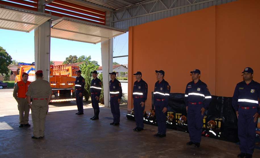 Posto de Bombeiros Comunitário de Cruzeiro do Oeste recebe materiais da Coordenadoria Municipal de Defesa Civil No dia 21 de Setembro de 2001 foi entregue pelo Senhor Prefeito Municipal de Cruzeiro do Oeste, com recursos do FUNREBOM – Fundo de Reequipamento do Corpo de Bombeiros, Equipamentos de Proteção Individual, (Capas de combate a incêndio, Capacetes tipo Gallet e Botas tipo Black Diamond) e também materiais de primeiros socorros aos Agentes de Defesa Civil do Posto de Bombeiro Comunitário do município.