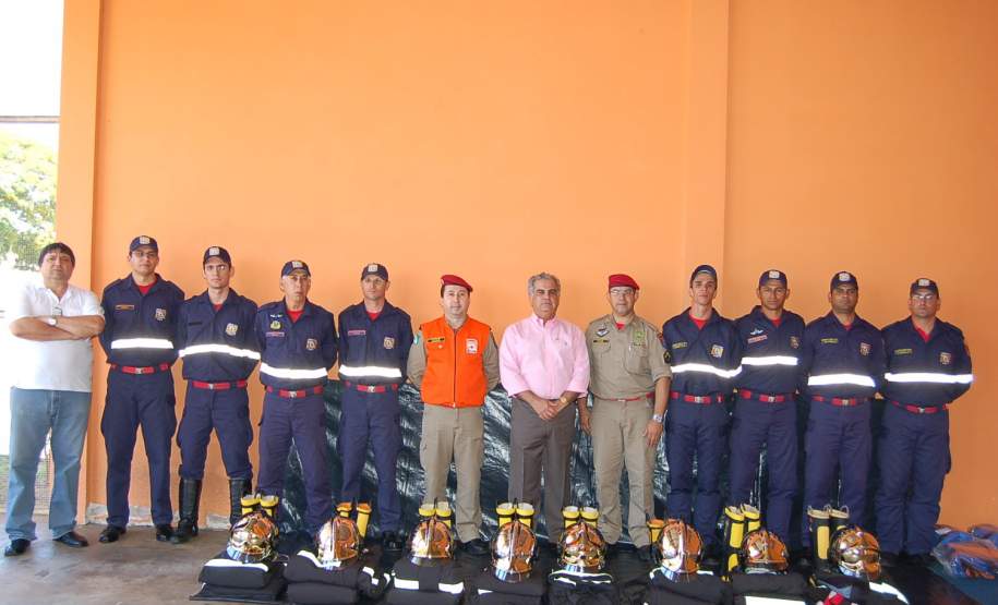 Posto de Bombeiros Comunitário de Cruzeiro do Oeste recebe materiais da Coordenadoria Municipal de Defesa Civil No dia 21 de Setembro de 2001 foi entregue pelo Senhor Prefeito Municipal de Cruzeiro do Oeste, com recursos do FUNREBOM – Fundo de Reequipamento do Corpo de Bombeiros, Equipamentos de Proteção Individual, (Capas de combate a incêndio, Capacetes tipo Gallet e Botas tipo Black Diamond) e também materiais de primeiros socorros aos Agentes de Defesa Civil do Posto de Bombeiro Comunitário do município.