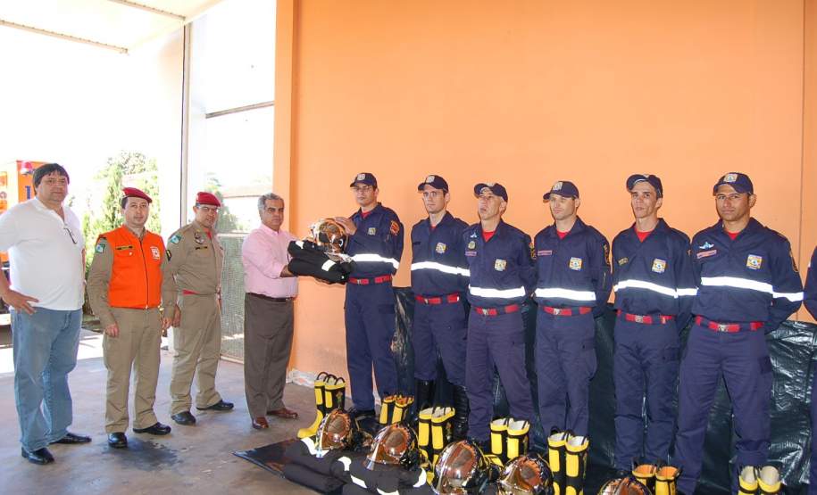 Posto de Bombeiros Comunitário de Cruzeiro do Oeste recebe materiais da Coordenadoria Municipal de Defesa Civil No dia 21 de Setembro de 2001 foi entregue pelo Senhor Prefeito Municipal de Cruzeiro do Oeste, com recursos do FUNREBOM – Fundo de Reequipamento do Corpo de Bombeiros, Equipamentos de Proteção Individual, (Capas de combate a incêndio, Capacetes tipo Gallet e Botas tipo Black Diamond) e também materiais de primeiros socorros aos Agentes de Defesa Civil do Posto de Bombeiro Comunitário do município.