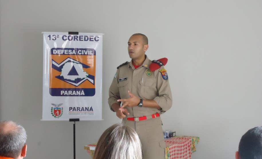 13ª COREDEC 11 outubro 13ª COREDEC realiza no dia 11 o Iº Encontro de Voluntários de
Defesa Civil e Palestra seguida de Evacuação Escolar na cidade de Apucarana contemplando a V Semana Nacional de Redução de Desastres