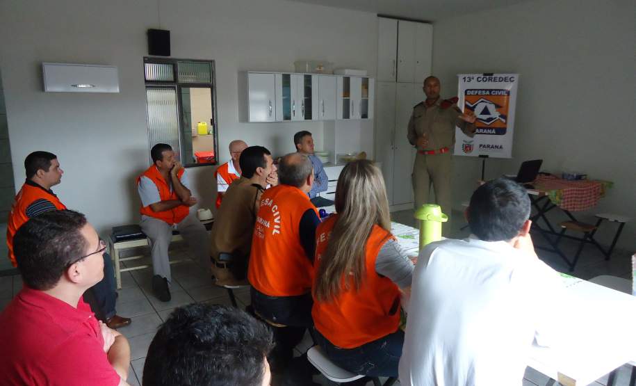 13ª COREDEC 11 outubro 13ª COREDEC realiza no dia 11 o Iº Encontro de Voluntários de
Defesa Civil e Palestra seguida de Evacuação Escolar na cidade de Apucarana contemplando a V Semana Nacional de Redução de Desastres