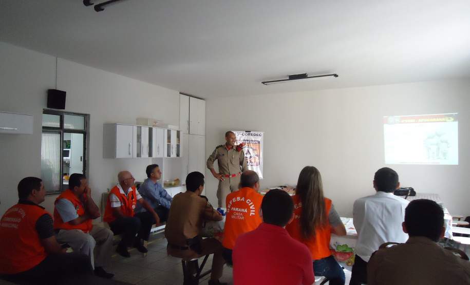13ª COREDEC 11 outubro 13ª COREDEC realiza no dia 11 o Iº Encontro de Voluntários de
Defesa Civil e Palestra seguida de Evacuação Escolar na cidade de Apucarana contemplando a V Semana Nacional de Redução de Desastres
