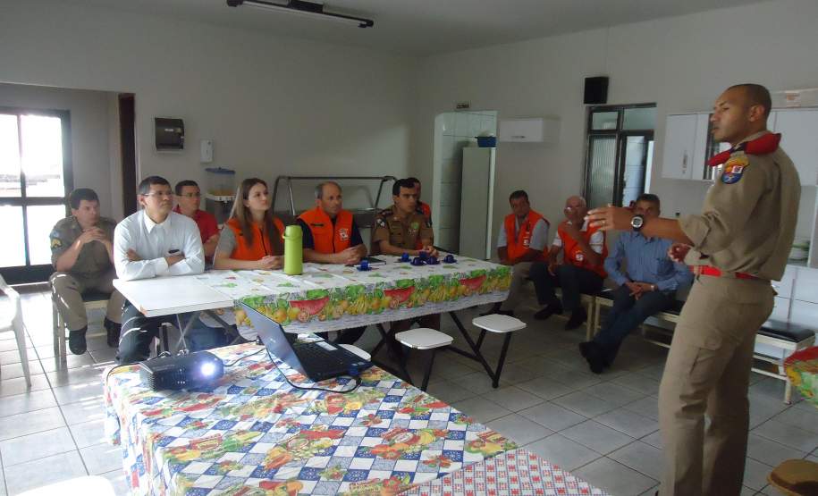 13ª COREDEC 11 outubro 13ª COREDEC realiza no dia 11 o Iº Encontro de Voluntários de
Defesa Civil e Palestra seguida de Evacuação Escolar na cidade de Apucarana contemplando a V Semana Nacional de Redução de Desastres