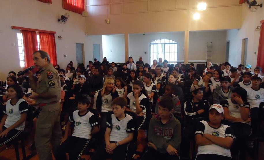 13ª COREDEC 11 outubro 13ª COREDEC realiza no dia 11 o Iº Encontro de Voluntários de
Defesa Civil e Palestra seguida de Evacuação Escolar na cidade de Apucarana contemplando a V Semana Nacional de Redução de Desastres