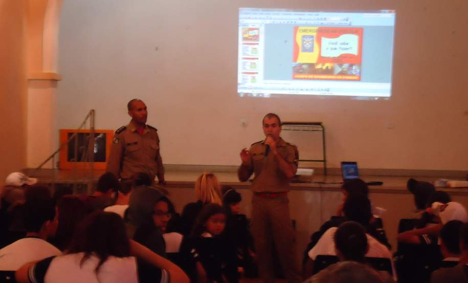 13ª COREDEC 11 outubro 13ª COREDEC realiza no dia 11 o Iº Encontro de Voluntários de
Defesa Civil e Palestra seguida de Evacuação Escolar na cidade de Apucarana contemplando a V Semana Nacional de Redução de Desastres