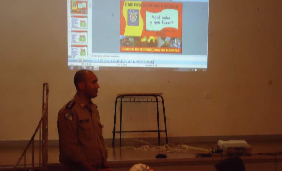 13ª COREDEC 11 outubro 13ª COREDEC realiza no dia 11 o Iº Encontro de Voluntários de
Defesa Civil e Palestra seguida de Evacuação Escolar na cidade de Apucarana contemplando a V Semana Nacional de Redução de Desastres