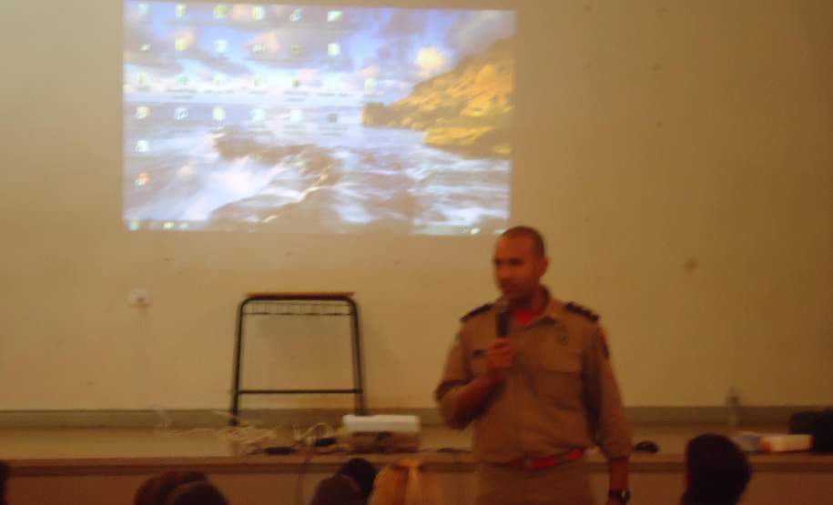 13ª COREDEC 11 outubro 13ª COREDEC realiza no dia 11 o Iº Encontro de Voluntários de
Defesa Civil e Palestra seguida de Evacuação Escolar na cidade de Apucarana contemplando a V Semana Nacional de Redução de Desastres