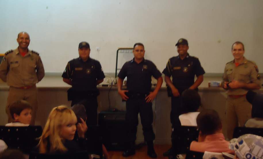 13ª COREDEC 11 outubro 13ª COREDEC realiza no dia 11 o Iº Encontro de Voluntários de
Defesa Civil e Palestra seguida de Evacuação Escolar na cidade de Apucarana contemplando a V Semana Nacional de Redução de Desastres