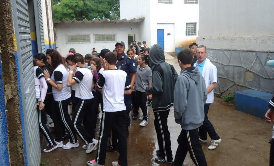 13ª COREDEC 11 outubro 13ª COREDEC realiza no dia 11 o Iº Encontro de Voluntários de
Defesa Civil e Palestra seguida de Evacuação Escolar na cidade de Apucarana contemplando a V Semana Nacional de Redução de Desastres