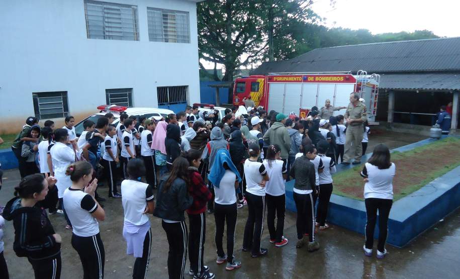 13ª COREDEC 11 outubro 13ª COREDEC realiza no dia 11 o Iº Encontro de Voluntários de
Defesa Civil e Palestra seguida de Evacuação Escolar na cidade de Apucarana contemplando a V Semana Nacional de Redução de Desastres