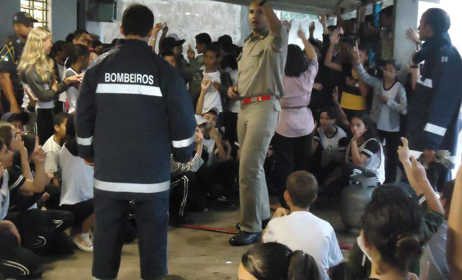 13ª COREDEC 11 outubro 13ª COREDEC realiza no dia 11 o Iº Encontro de Voluntários de
Defesa Civil e Palestra seguida de Evacuação Escolar na cidade de Apucarana contemplando a V Semana Nacional de Redução de Desastres