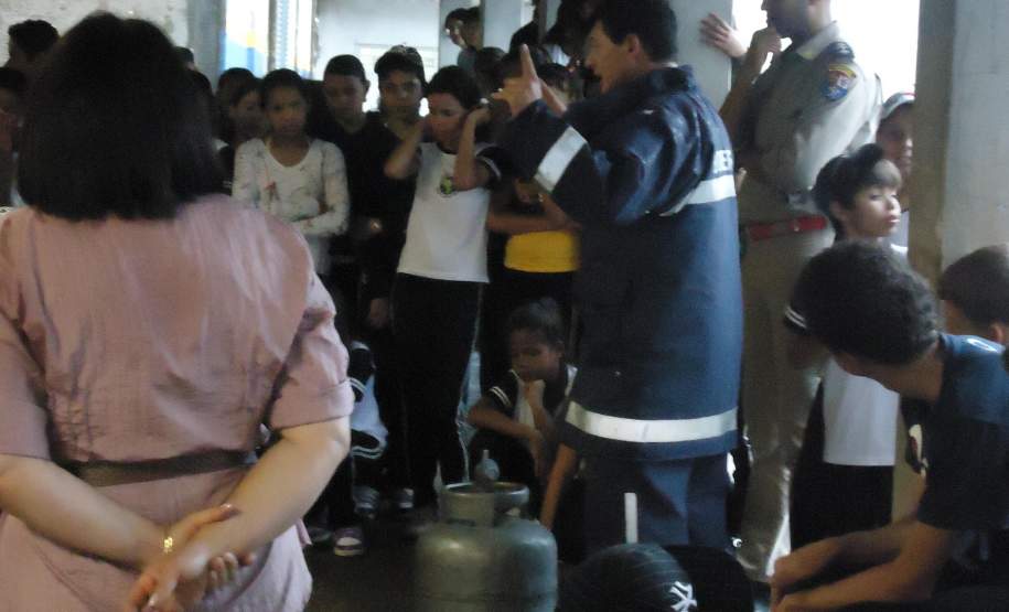 13ª COREDEC 11 outubro 13ª COREDEC realiza no dia 11 o Iº Encontro de Voluntários de
Defesa Civil e Palestra seguida de Evacuação Escolar na cidade de Apucarana contemplando a V Semana Nacional de Redução de Desastres