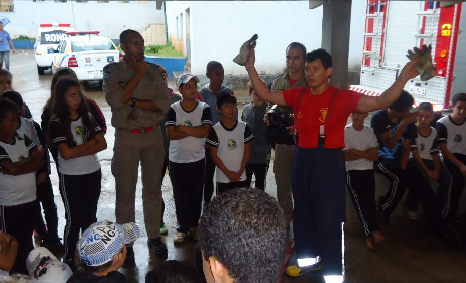 13ª COREDEC 11 outubro 13ª COREDEC realiza no dia 11 o Iº Encontro de Voluntários de
Defesa Civil e Palestra seguida de Evacuação Escolar na cidade de Apucarana contemplando a V Semana Nacional de Redução de Desastres