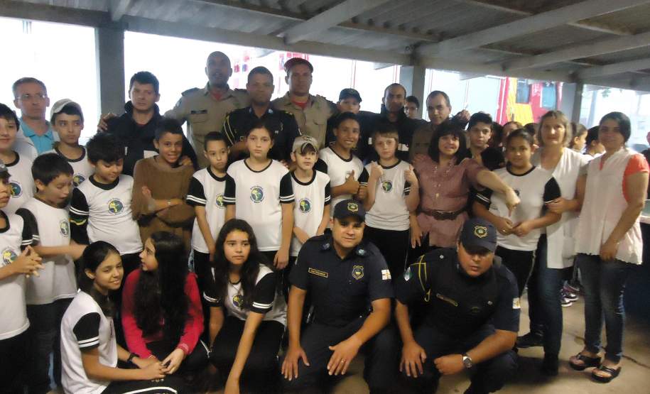 13ª COREDEC 11 outubro 13ª COREDEC realiza no dia 11 o Iº Encontro de Voluntários de
Defesa Civil e Palestra seguida de Evacuação Escolar na cidade de Apucarana contemplando a V Semana Nacional de Redução de Desastres