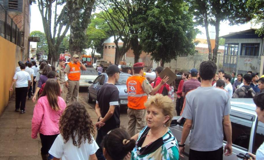 simulado evacuação escola Idália Rocha Ivaiporã