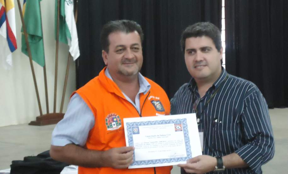 13ª COREDEC – Apucarana: Encerramento da Semana de Redução de Desastres  -   Entrega de certificados, Professor Aloysio diretor da UTFPR e Sr.  Edemar PMMM