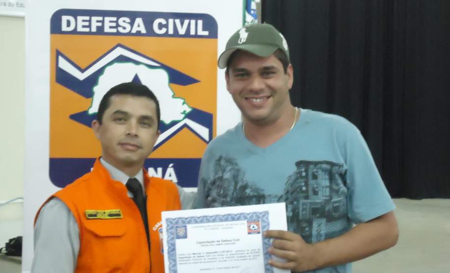 13ª COREDEC – Apucarana: Encerramento da Semana de Redução de Desastres  -  Entrega de certificado, Misael e representante municipal