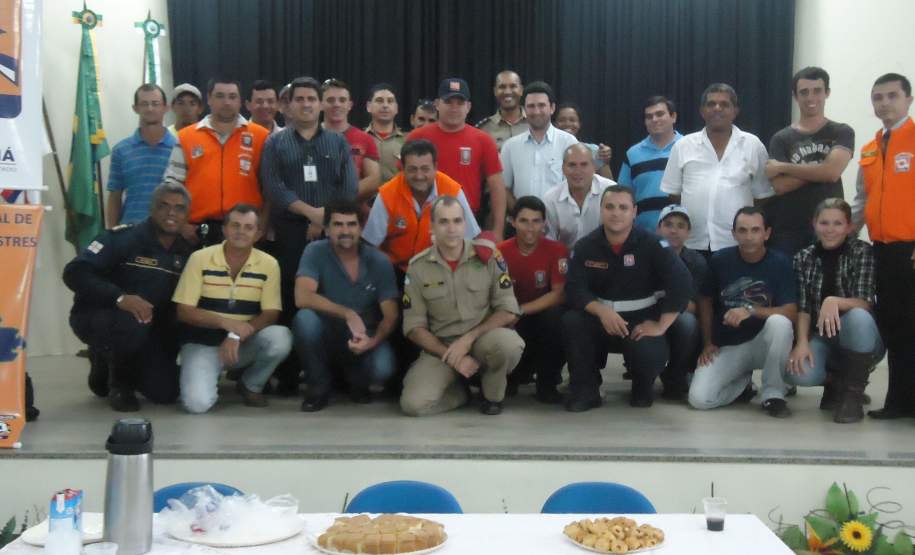 13ª COREDEC – Apucarana: Encerramento da Semana de Redução de Desastres  -  Foto final, estou abaixado,  Cb Gilberto