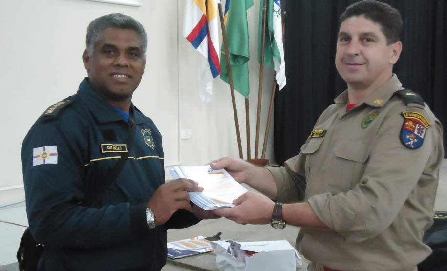 13ª COREDEC – Apucarana: Encerramento da Semana de Redução de Desastres  -  Entrega de panfletos da Defesa Civil pelo Sub-ten Polato ao Cmt GMA Mello