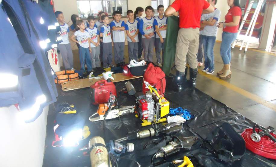 13ª COREDEC – Apucarana: Encerramento da Semana de Redução de Desastres  -  Visita  de escola a Quarttel Central