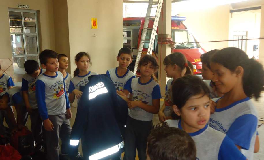 13ª COREDEC – Apucarana: Encerramento da Semana de Redução de Desastres  -  Visita  de escola a Quarttel Central