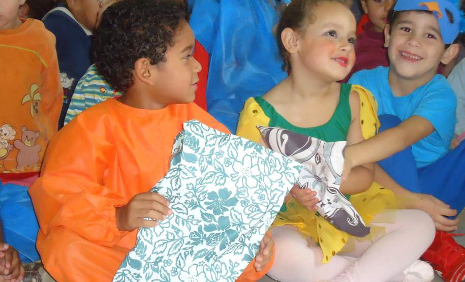 13ª COREDEC – Apucarana: Encerramento da Semana de Redução de Desastres  -  Crianças recebem presentes, Cap Regis, obrigado por proporcionar esta alegria