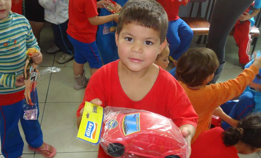 13ª COREDEC – Apucarana: Encerramento da Semana de Redução de Desastres  -  Presente simples para um adulto, mas para esta cirança, tem valor incalculável