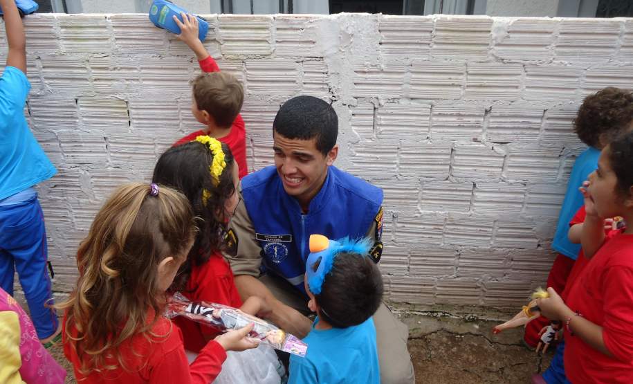 13ª COREDEC – Apucarana: Encerramento da Semana de Redução de Desastres  -  Sd Taffarel, descobrindo o que é ser Bombeiro: ajudar e ganhar algo muito simples em troca, um sorriso verdadeiro