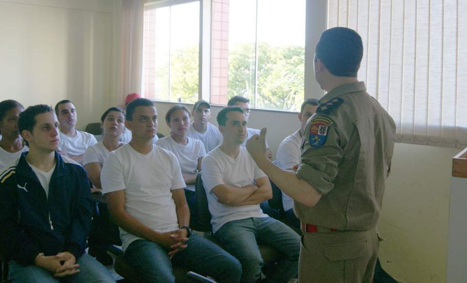 15ª COREDEC - Curso de Agentes de Defesa Civil No dia 24 de Outubro de 2011, foi iniciado o Curso de Formação de Agentes de Defesa Civil – Turma 2011, com 20 (vinte) alunos que irão trabalhar nos Postos de Bombeiro Comunitário de Antônia, Iporã e Cruzeiro do Oeste, e também no Posto de Bombeiro Comunitário de Cafezal do Sul que será inaugurado posteriormente