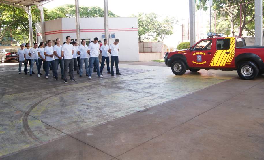 15ª COREDEC - Curso de Agentes de Defesa Civil No dia 24 de Outubro de 2011, foi iniciado o Curso de Formação de Agentes de Defesa Civil – Turma 2011, com 20 (vinte) alunos que irão trabalhar nos Postos de Bombeiro Comunitário de Antônia, Iporã e Cruzeiro do Oeste, e também no Posto de Bombeiro Comunitário de Cafezal do Sul que será inaugurado posteriormente