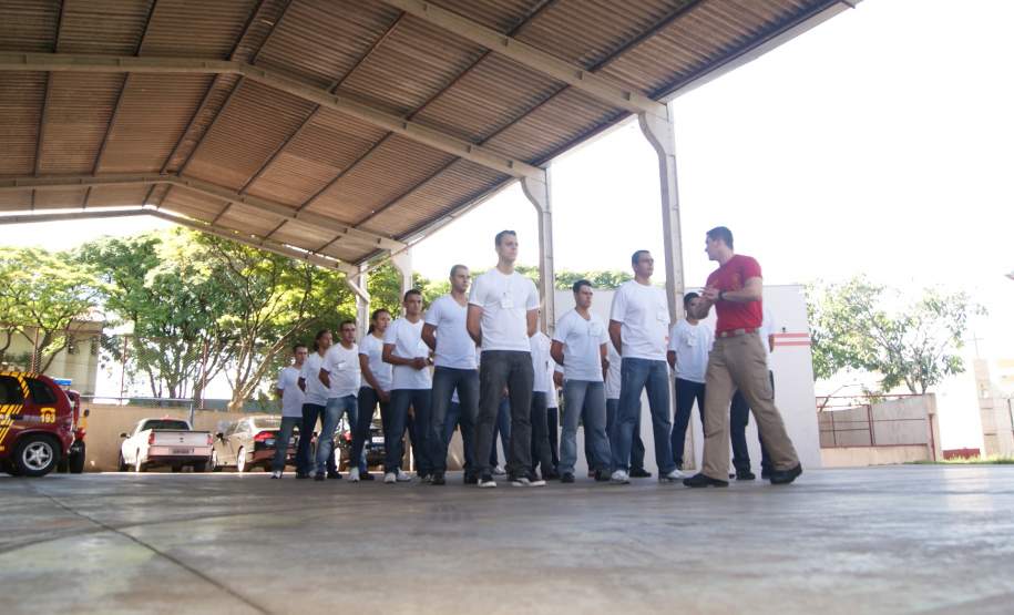 15ª COREDEC - Curso de Agentes de Defesa Civil No dia 24 de Outubro de 2011, foi iniciado o Curso de Formação de Agentes de Defesa Civil – Turma 2011, com 20 (vinte) alunos que irão trabalhar nos Postos de Bombeiro Comunitário de Antônia, Iporã e Cruzeiro do Oeste, e também no Posto de Bombeiro Comunitário de Cafezal do Sul que será inaugurado posteriormente