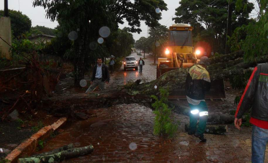Fortes ventos trouxeram prejuízos na cidade de Marilêndia do Sul.