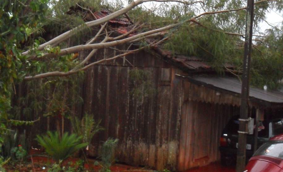 Fortes ventos trouxeram prejuízos na cidade de Marilândia do Sul.