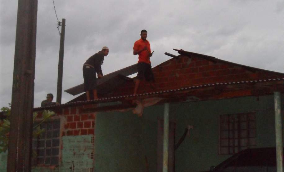 Fortes ventos trouxeram prejuízos na cidade de Marilândia do Sul.