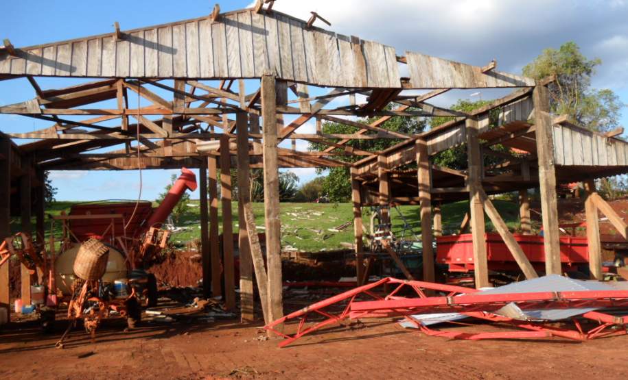 Fortes ventos trouxeram prejuízos na cidade de Marilêndia do Sul.